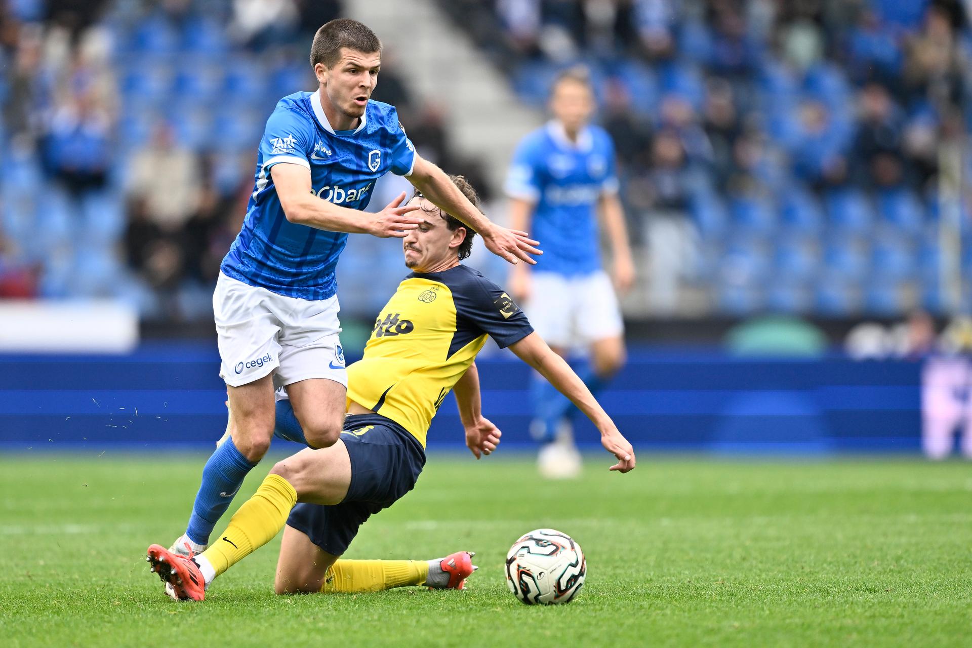 Genk's Jarne Steuckers and Union's Kamiel Van De Perre fight for the ball during a soccer match between KRC Genk and Royale Union Saint-Gilloise, Sunday 21 September 2025 in Genk, a game of day 8 of the 2025-2026 'Jupiler Pro League' first division of the Belgian championship. BELGA PHOTO JOHAN EYCKENS