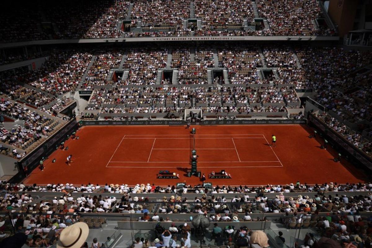 Germany's Alexander Zverev (R) prepares to serve to Italy's Flavio Cobolli during their men's singles match on day 7 of the French Open tennis tournament on Court Philippe-Chatrier at the Roland-Garros Complex in Paris on May 31, 2025.  Anne-Christine POUJOULAT / AFP