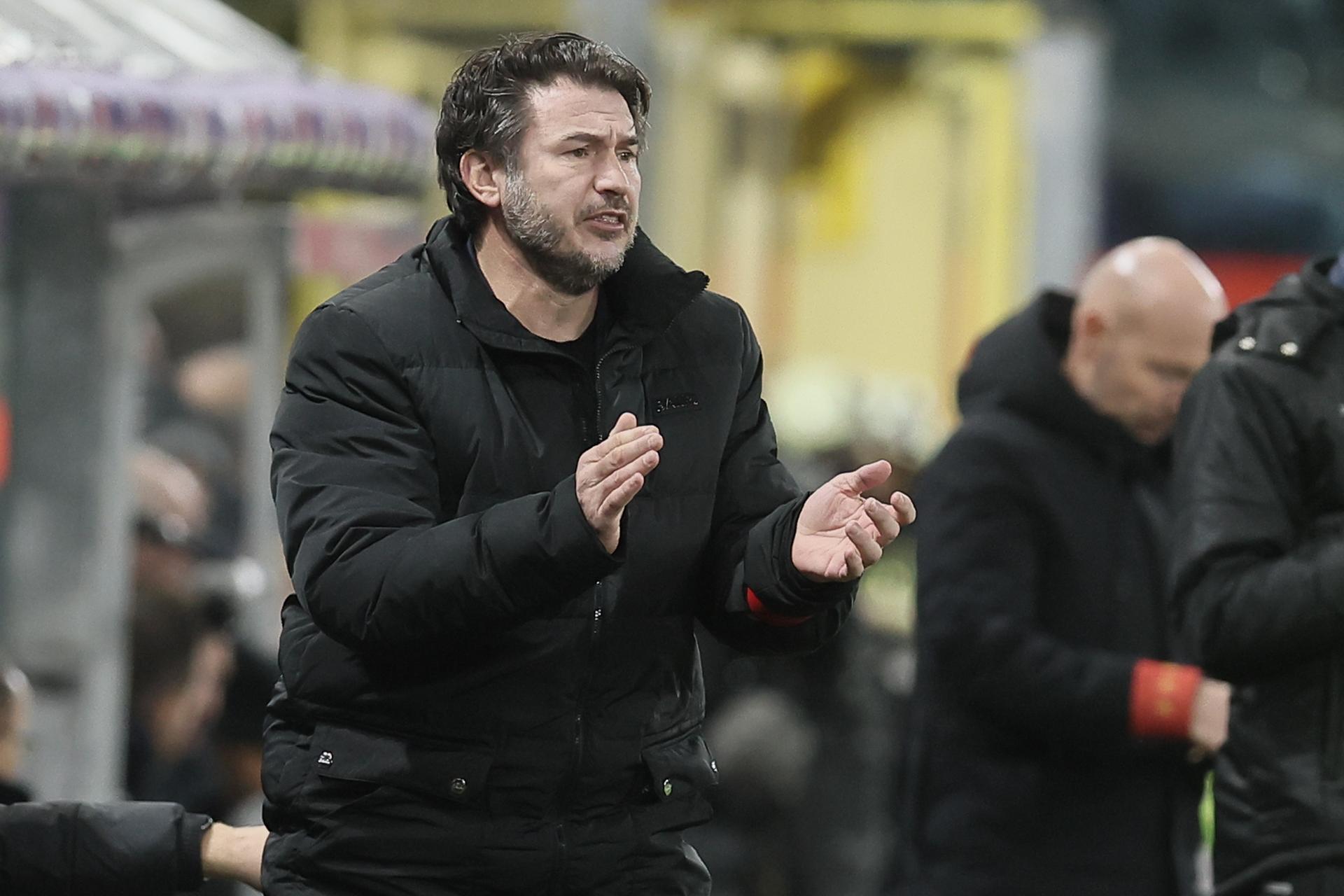 Standard's head coach Carl Hoefkens pictured during a soccer match between RSC Anderlecht and Standard de Liege, on day 17 of the 2023-2024 'Jupiler Pro League' first division of the Belgian championship, in Brussels, Sunday 10 December 2023. BELGA PHOTO BRUNO FAHY