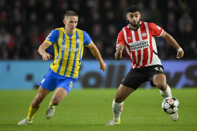 PSV Eindhoven's Moroccan midfielder #34 Ismael Saibari (R) fights for the ball with Shakhtar Donetsk's Ukrainian forward #14 Danylo Sikan during the UEFA Champions League, League phase - Matchday 5, football match between PSV Eindhoven and Shakhtar Donetsk at the The Philips Stadion in Eindhoven, on November 27, 2024.  John THYS / AFP