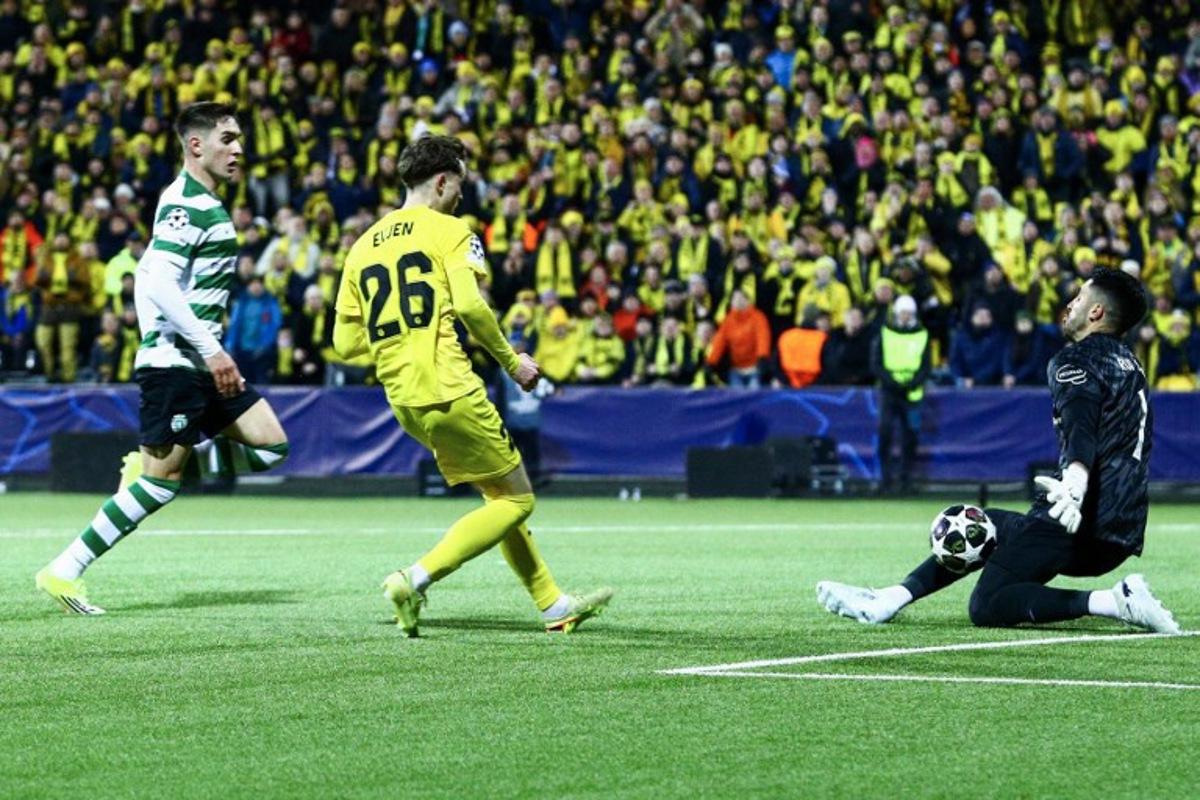 Bodo/Glimt's Norwegian midfielder #26 Hakon Evjen (C) attempts top score past Sporting Lisbon's Portuguese goalkeeper #01 Rui Silva (R) during the UEFA Champions League, Last 16, first-leg football match Bodo/Glimt vs Sporting CP at the Aspmyra stadium, in Bodo, Norway on March 11, 2026.    Mats Torbergsen / NTB / AFP