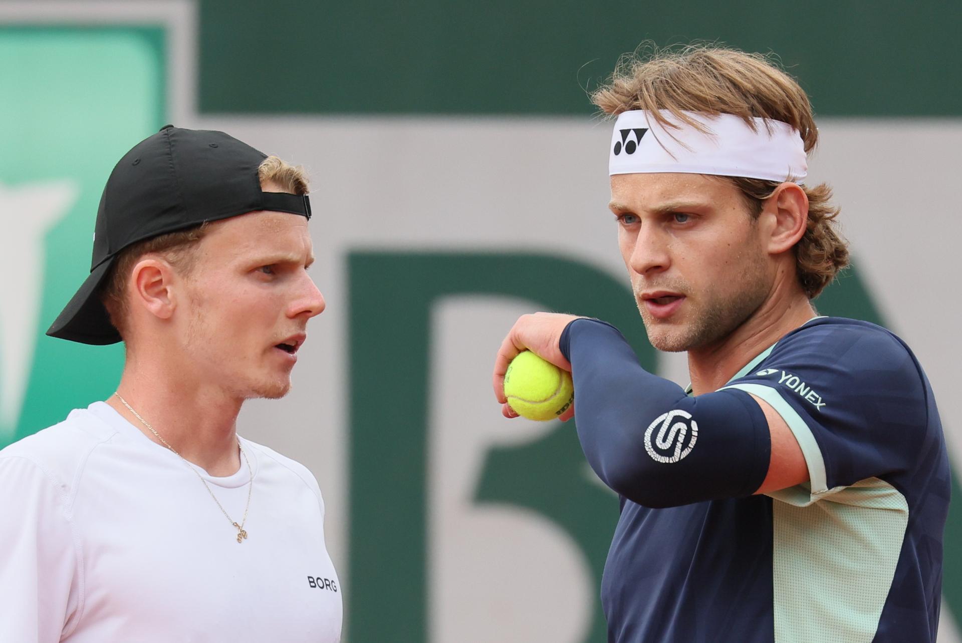 Belgian Zizou Bergs and Dutch Jesper De Jong pictured during a doubles tennis match between Belgian-Dutch Pair Bergs-De Jong and Portuguese-French pair Borges-Rinderknech, in the first round of the men's doubles at the Roland Garros Grand Slam tennis tournament,  in Paris, France. The 2025 edition of Roland Garros takes place from May 24th to June 8th 2025. BELGA PHOTO BENOIT DOPPAGNE