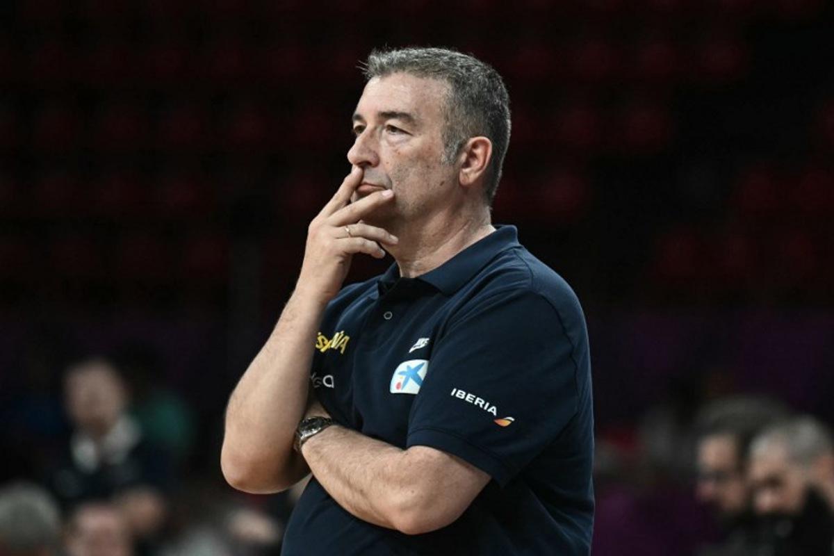 Spain's Spanish coach Miguel Mendez looks on during the FIBA Women's EuroBasket 2025 quarter-final match between Spain and Czech Republic at the Peace and Friendship Stadium in Piraeus near Athens on June 25, 2025.  Angelos Tzortzinis / AFP