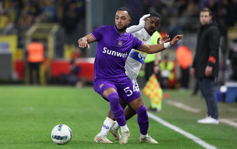 Anderlecht's Killian Sardella and Union's Noah Sadiki fight for the ball during a soccer match between RSC Anderlecht and Royale Union Saint-Gilloise, Sunday 23 February 2025 in Brussels, on day 27 of the 2024-2025 season of the 'Jupiler Pro League' first division of the Belgian championship. BELGA PHOTO VIRGINIE LEFOUR