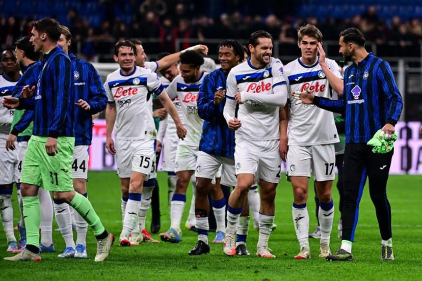 Atalanta's players celebrate after winning the Italian Serie A football match between AC Milan and Atalanta Bergamo at the San Siro stadium in Milan, on April 20, 2025.  Piero CRUCIATTI / AFP