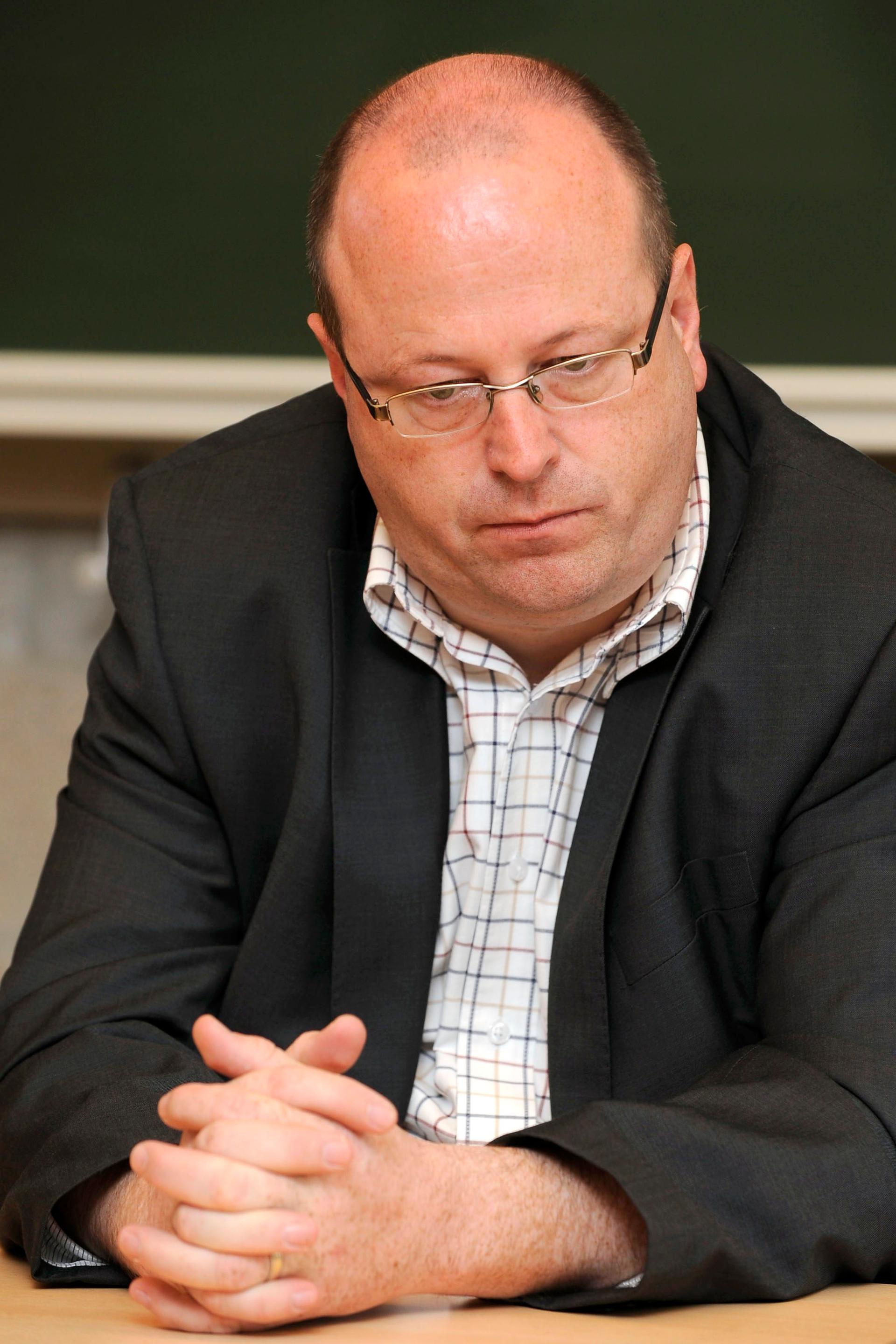 20090529 - MOORSEL, BELGIUM: Tervuren Mayor Bruno Eulaerts pictured during a press conference at elementary school 'De Fonkel' in Moorsel, Tervuren/Tervueren, Friday 29 May 2009. Two new cases of Influenza A(H1N1) were reported Today in Belgium, among them a ten year old child of elementary school 'De Fonkel' in Moorsel. The school will be closed till Tuesday 02 June. BELGA PHOTO DIRK WAEM