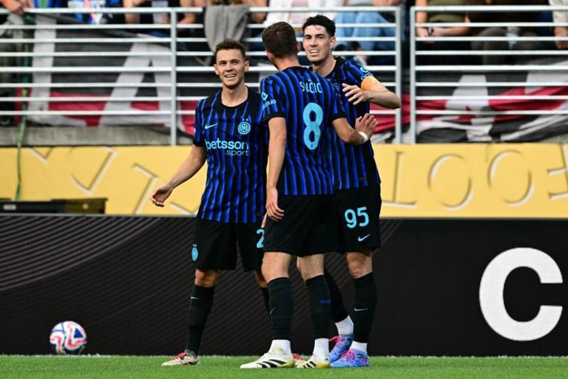 Inter Milan's Italian defender #95 Alessandro Bastoni (R) celebrates with teammates Albanian midfielder #21 Kristjan Asllani (L) and Bosnian midfielder #08 Petar Sucic after scoring his team's second goal during the FIFA Club World Cup 2025 Group E football match between Italy's Inter Milan and Argentina's River Plate at the Lumen Field stadium in Seattle on June 23, 2025.  Pablo PORCIUNCULA / AFP
