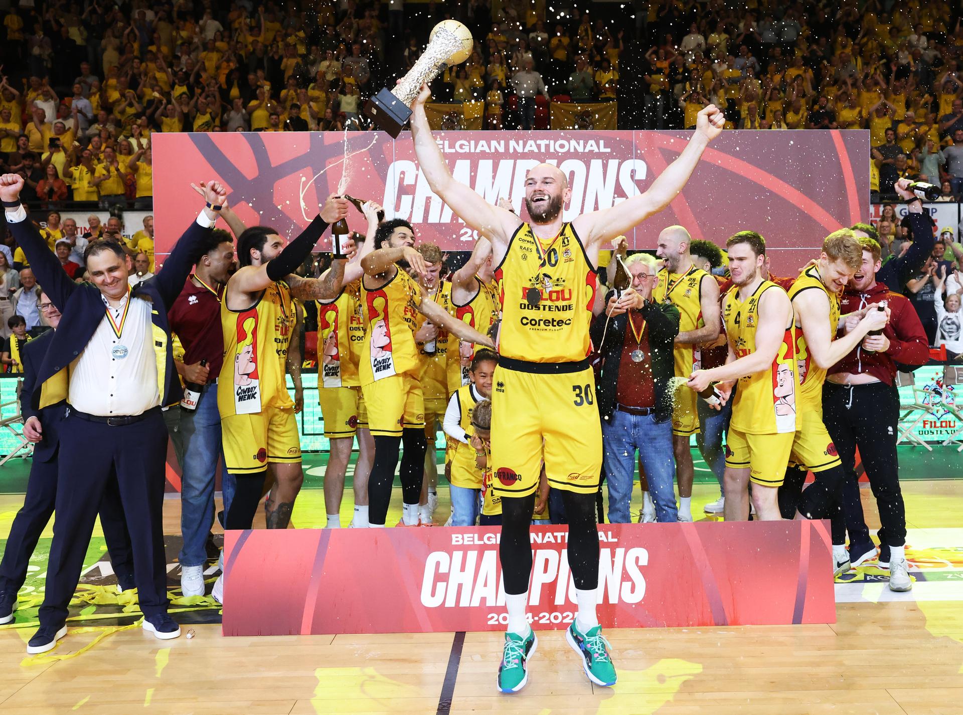 Oostende's players and staff celebrate after winning the Belgian BNXT championship, Saturday 07 June 2025 in Oostende. BC Oostende defeats Kangoeroes Mechelen 100-76 in the fourth game of the best-of-5 finals in the playoffs of the 'BNXT League' Belgian/ Dutch first division basket championship.  BELGA PHOTO KURT DESPLENTER
