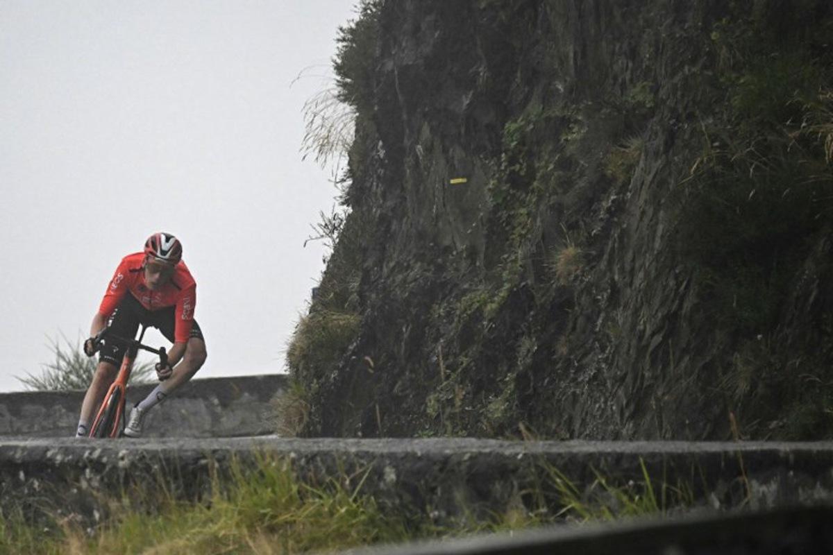 INEOS Grenadiers team's Dutch rider Thymen Arensman cycles in the descent of Col d'Aspin during the 14th stage of the 112th edition of the Tour de France cycling race, 182.6 km between Pau and Luchon-Superbagneres, in the Pyrenees mountains of southwestern France, on July 19, 2025.  Loic VENANCE / AFP