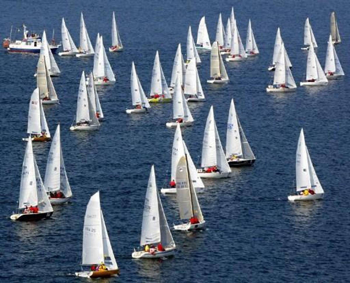 les voiliers Open 5,70, J-22, J-24, J-80 et Speedfeet 18 prennent le départ d'une manche du Spi Ouest-France, le 10 avril 2004 au large de La Trinité-sur-Mer. Près de 500 équipages participent aux différentes régates du Spi Ouest-France, premier grand rendez-vous français de la saison nautique. AFP PHOTO MARCEL MOCHET