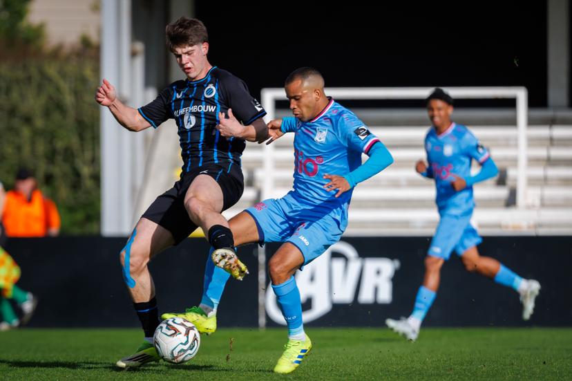 Club's Alejandro Granados and Beveren's Kurt Abrahams fight for the ball during a soccer game between Club NXT and SK Beveren, Saturday 14 March 2026 in Roeselare, on day 30 of the 2025-2026 'Challenger Pro League' 1B second division of the Belgian championship. BELGA PHOTO KURT DESPLENTER