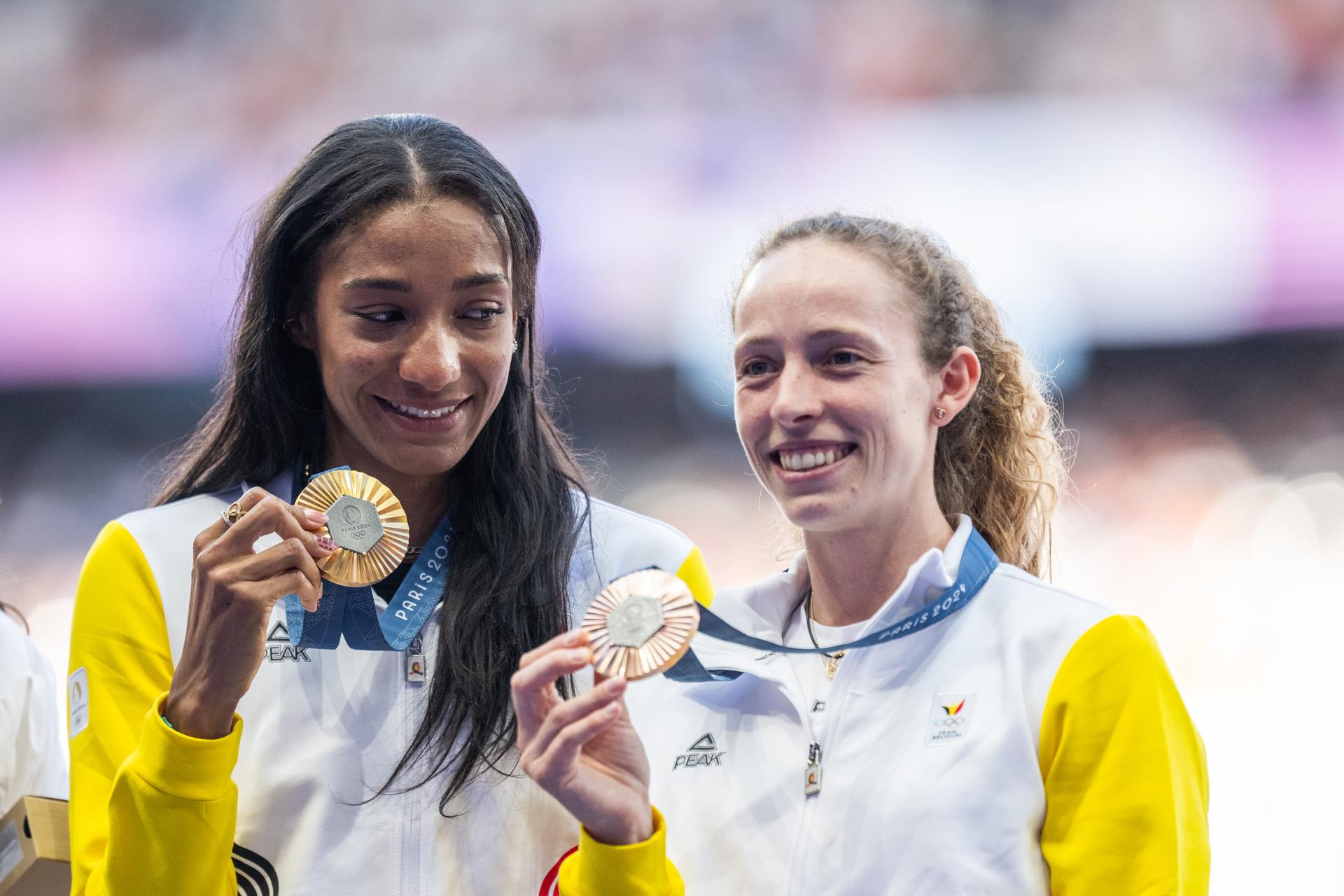 240810 Gold medallist Nafissatou Nafi Thiam of Belgium, and bronze medallist Noor Vidts of Belgium celebrate on the podium at the medal ceremony for women's athletics heptathlon during day 15 of the Paris 2024 Olympic Games on August 10, 2024 in Paris.  Photo: Vegard Grøtt / BILDBYRÅN / kod VG / VG0648 bbeng friidrott athletics friidrett olympic games olympics os ol olympiska spel olympiske leker paris 2024 paris-os paris-ol jubel grappa33 BELGIUM ONLY