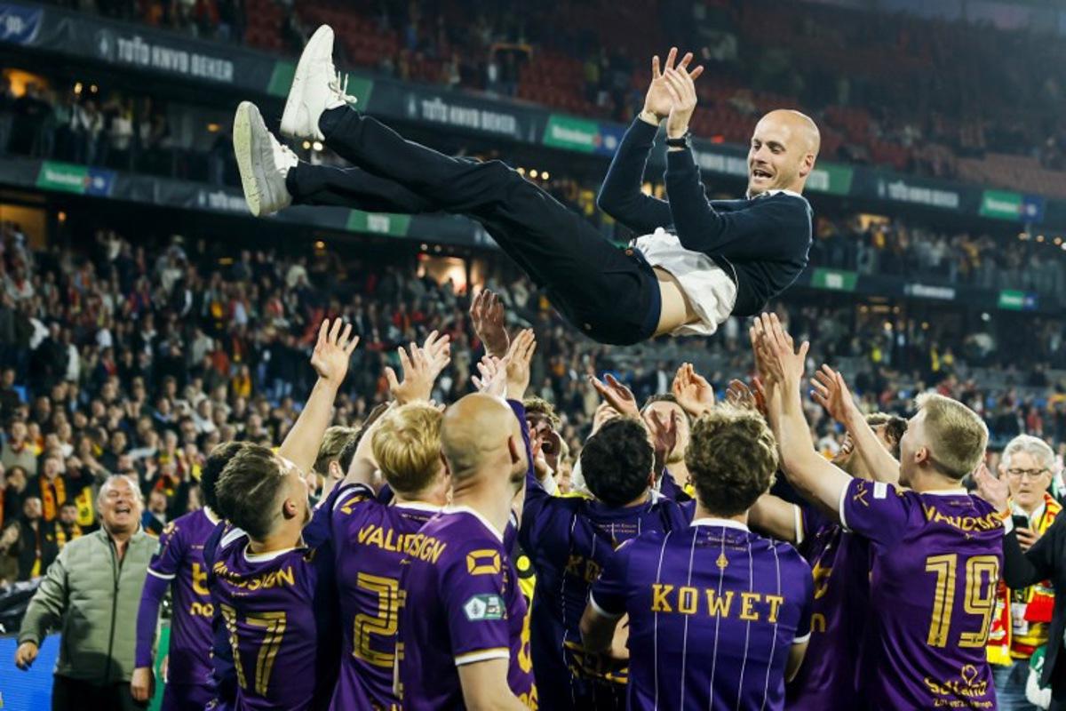 Go Ahead Eagles' Dutch head coach Paul Simonis (TOP) celebrate after winning the KNVB Cup final between AZ Alkmaar and Go Ahead Eagles at Feyenoord Stadium de Kuip in Rotterdam on April 21, 2025.  Koen van Weel / ANP / AFP