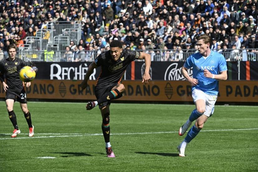 Venezia's Belgian defender #25 Joel Schingtienne fights for the ball with Napoli's Scottish midfielder #08 Scott Mc Tominay (R) during the Italian Serie A football match between Venezia and Napoli at the Pier Luigi Penzo Stadium, on March 23, 2025 in Venice.  ANDREA PATTARO / AFP