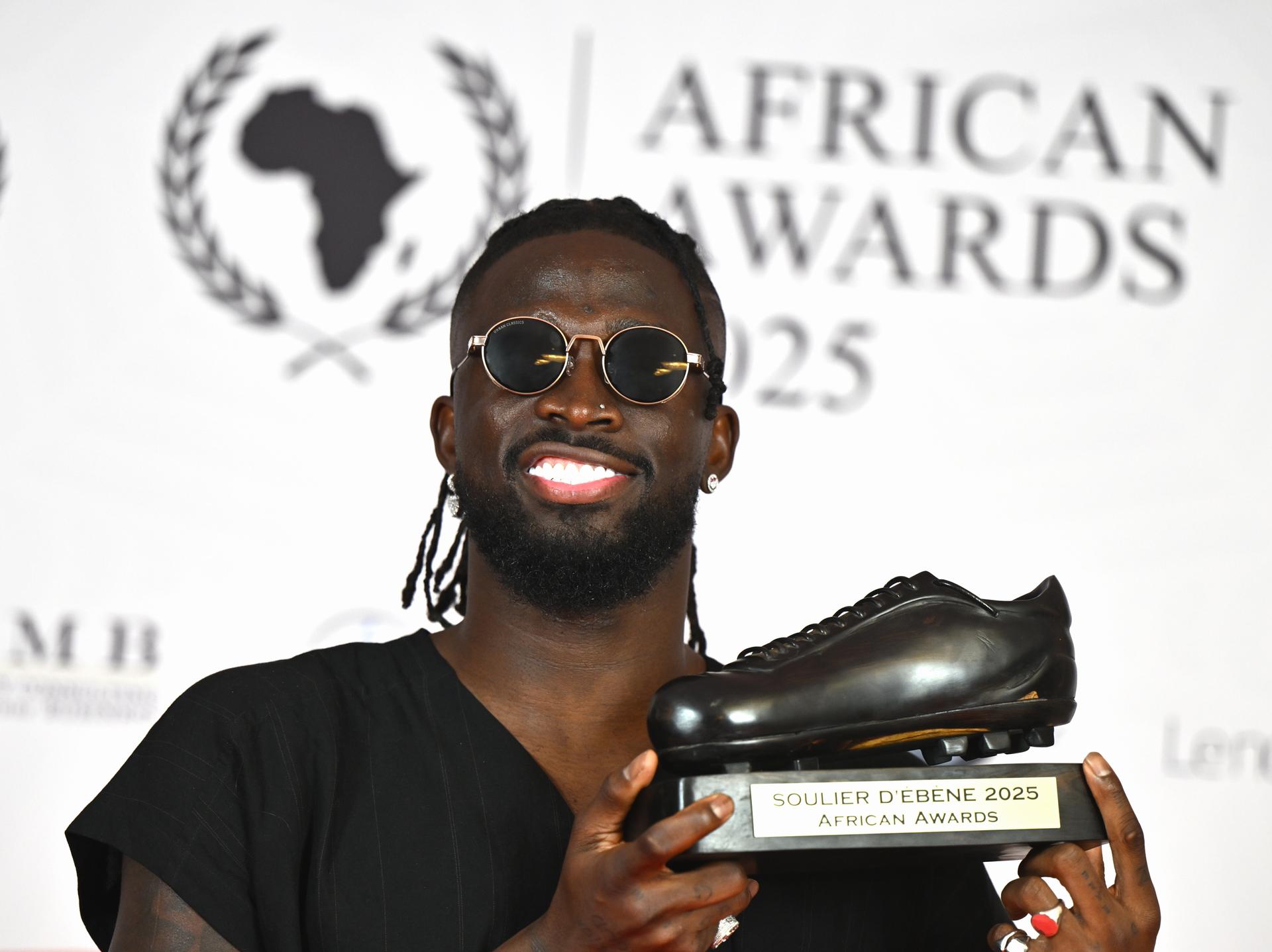 Genk's Tolu Toluwalase Arokodare poses for the photographer during the 2025 edition of the 'Gala of the Ebony Shoe' soccer trophy in Brussels, Monday 12 May 2025. The Ebony Shoe award is given to the best African player or player of African descend in the Jupiler Pro League Belgian first division soccer competition. BELGA PHOTO ERIC LALMAND