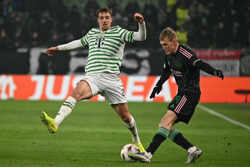 Ferencvaros' Belgian defender #28 Toon Raemaekers and Panathinaikos' Polish forward #19 Karol Swiderski vie for the ball during the UEFA Europa League football match 1st round- Day 7 between Ferencvarosi TC and Panathinaikos in Budapest, Hungary on January 22, 2026.  Attila KISBENEDEK / AFP