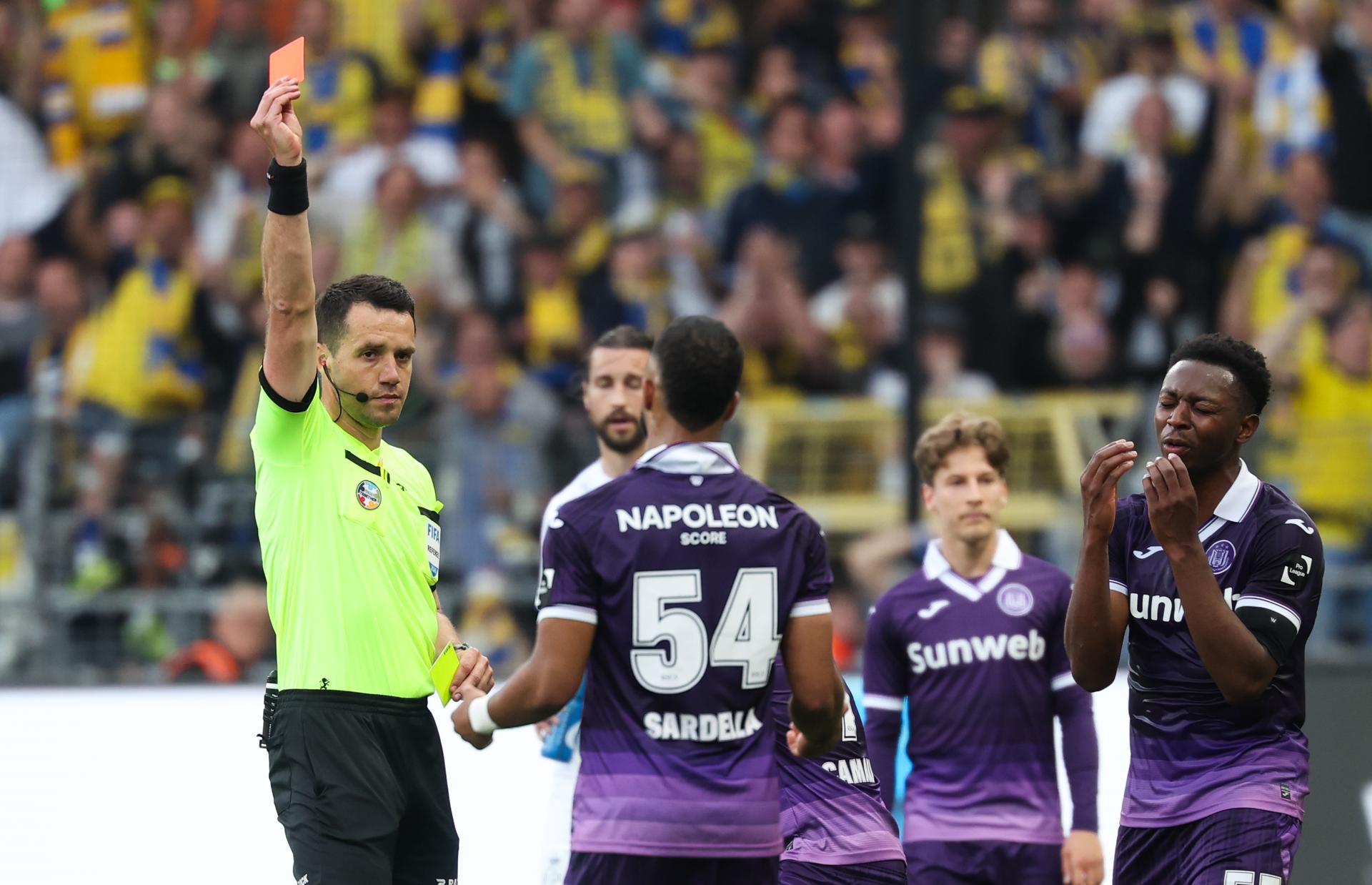 Anderlecht's Killian Sardella receives a red card from referee Jasper Vergoote during a soccer match between RSCA Anderlecht and Union Saint-Gilloise, Sunday 26 April 2026 in Brussels, on the fifth day of the Champion's Play-off of the 2025-2026 'Jupiler Pro League' first division of the Belgian championship. BELGA PHOTO VIRGINIE LEFOUR