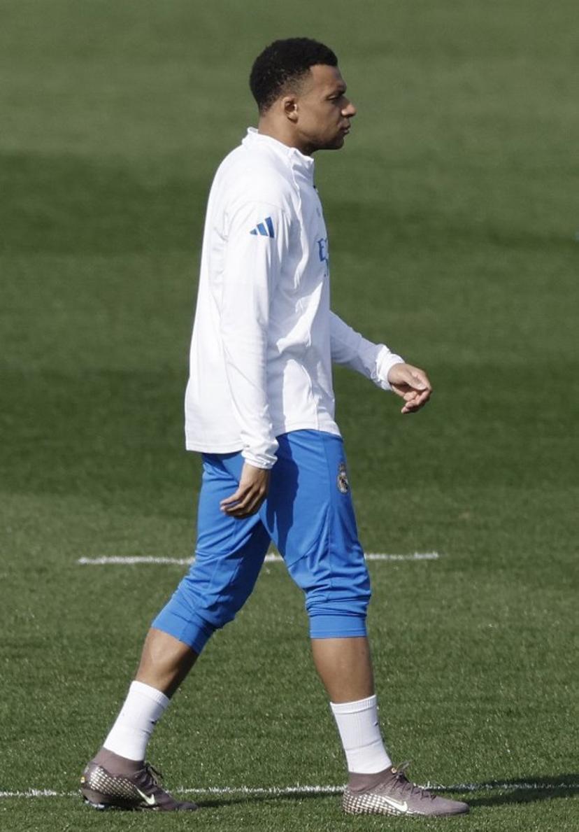 Real Madrid's French forward #10 Kylian Mbappe attends a training session on the eve of their UEFA Champions League knockout round play-off second leg football match against SL Benfica at Real Madrid Sports City in Valdebebas, in the outskirts of Madrid on February 24, 2026.  Oscar DEL POZO / AFP