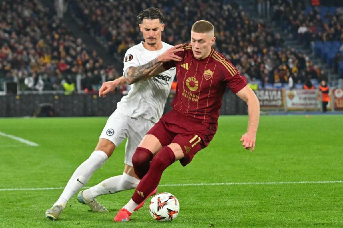 Roma's Ukrainian forward #11 Artem Dovbyk fights for the ball with Frankfurt's German defender #04 Robin Koch during the EUFA Europa League football match between AS Roma and Eintracht Frankfurt at the Olympic stadium in Rome, on January 30, 2025.  Andreas SOLARO / AFP