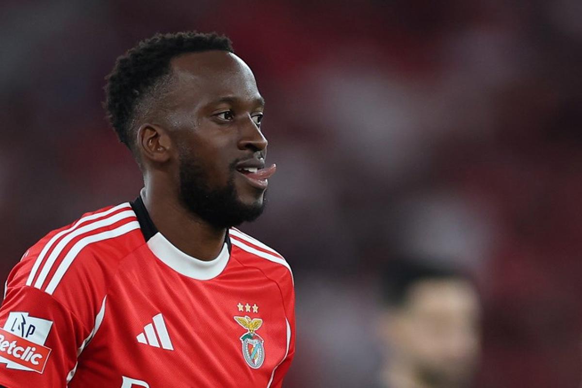 Benfica's Belgian forward #11 Dodi Lukebakio reacts after failing to score during the Portuguese League football match between SL Benfica and Gil Vicente FC at at the Luz stadium in Lisbon on September 26, 2025.  PATRICIA DE MELO MOREIRA / AFP