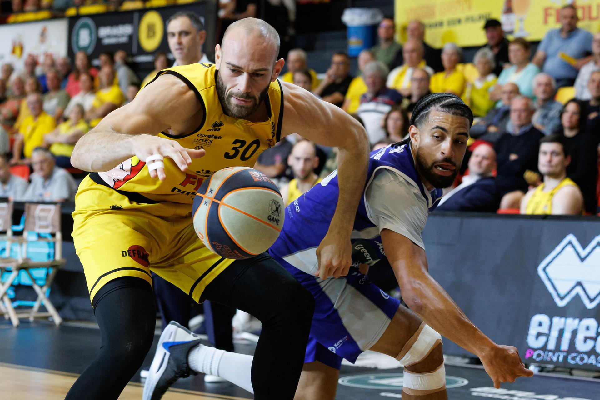 Oostende's Pierre-Antoine Gillet and Mechelen's Aundre Hyatt fight for the ball during a basketball match between BC Oostende and Kangoeroes Mechelen, Monday 02 June 2025 in Oostende, a final game (2nd leg, best-of-5) in the playoffs of the 'BNXT League' Belgian/ Dutch first division basket championship. BELGA PHOTO KURT DESPLENTER