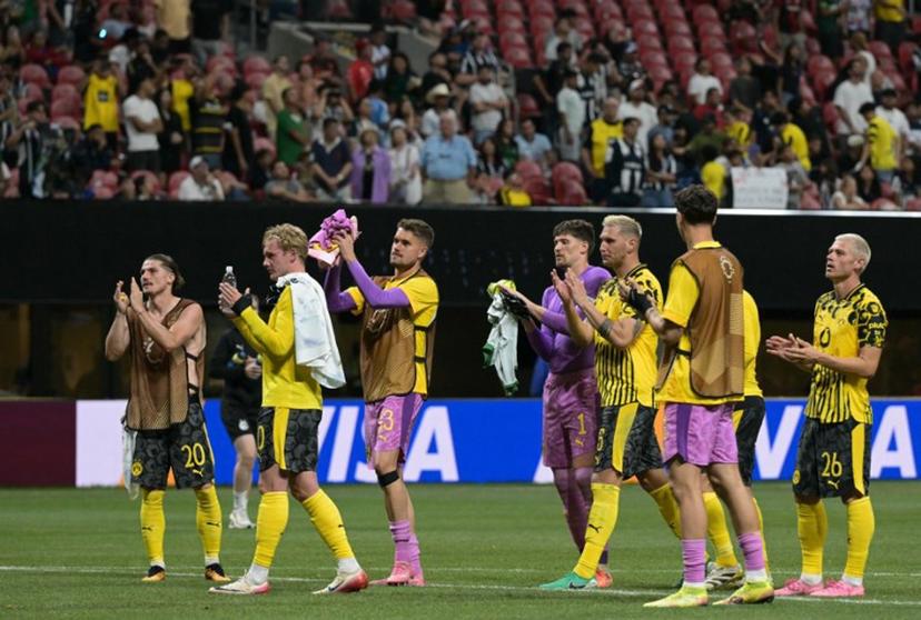 Borussia Dortmund players acknowledge the crowd after winning the FIFA Club World Cup 2025 round of 16 football match between Germany's Borussia Dortmund and Mexico's Monterrey at the Mercedes-Benz Stadium in Atlanta on July 1, 2025.  JUAN MABROMATA / AFP
