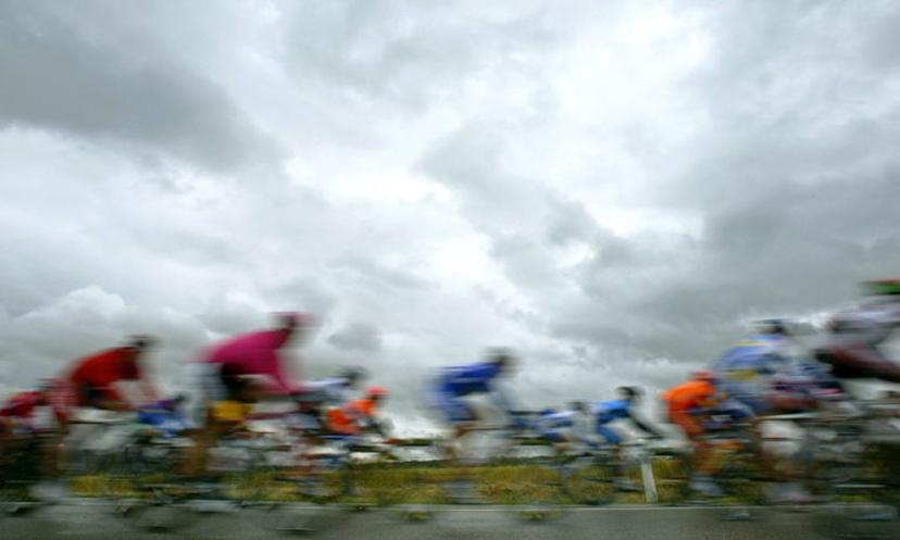 The pack rides during the fifth stage of the 91st Tour de France cycling race between Amiens and Chartres, 08 July 2004.   AFP PHOTO JOEL SAGET  JOEL SAGET / AFP