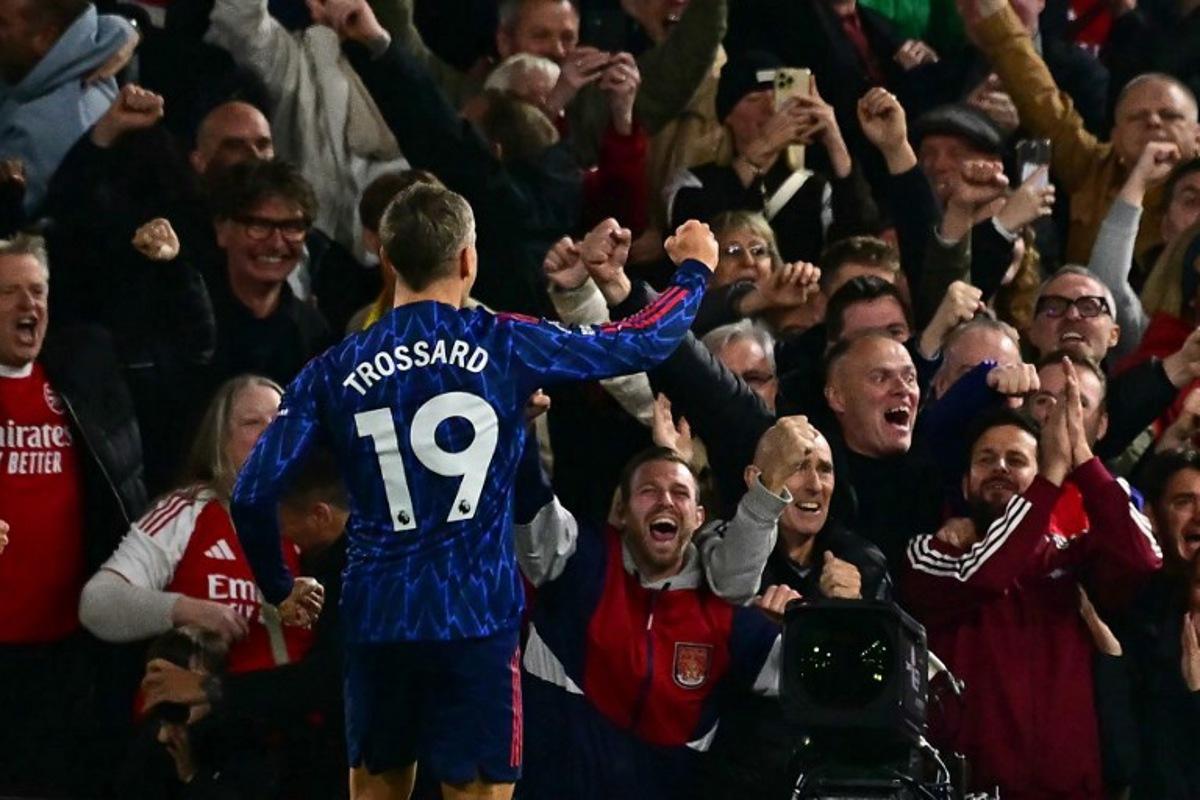Arsenal's Belgian midfielder #19 Leandro Trossard celebrates after scoring the opening goal during the English Premier League football match between Fulham and Arsenal at Craven Cottage in London on October 18, 2025.  Ben STANSALL / AFP