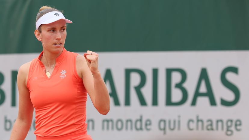 Belgian Elise Mertens gestures during a doubles tennis match between Belgian-Russian pair Mertens-Kudermetova and Italian-US pair Bronzetti-Li, in the third round of the women's doubles at the Roland Garros Grand Slam tennis tournament, Sunday 01 June 2025 in Paris, France. The 2025 edition of Roland Garros takes place from May 24th to June 8th 2025. BELGA PHOTO BENOIT DOPPAGNE