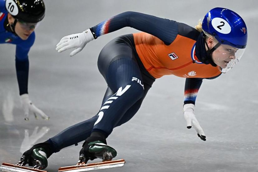 Netherland's Xandra Velzeboer (R) and Italy's Arianna Fontana compete in the short track speed skating women's 500m semi-final during the Milano Cortina 2026 Winter Olympic Games at Milano Ice Skating Arena in Milan on February 12, 2026.  Gabriel BOUYS / AFP