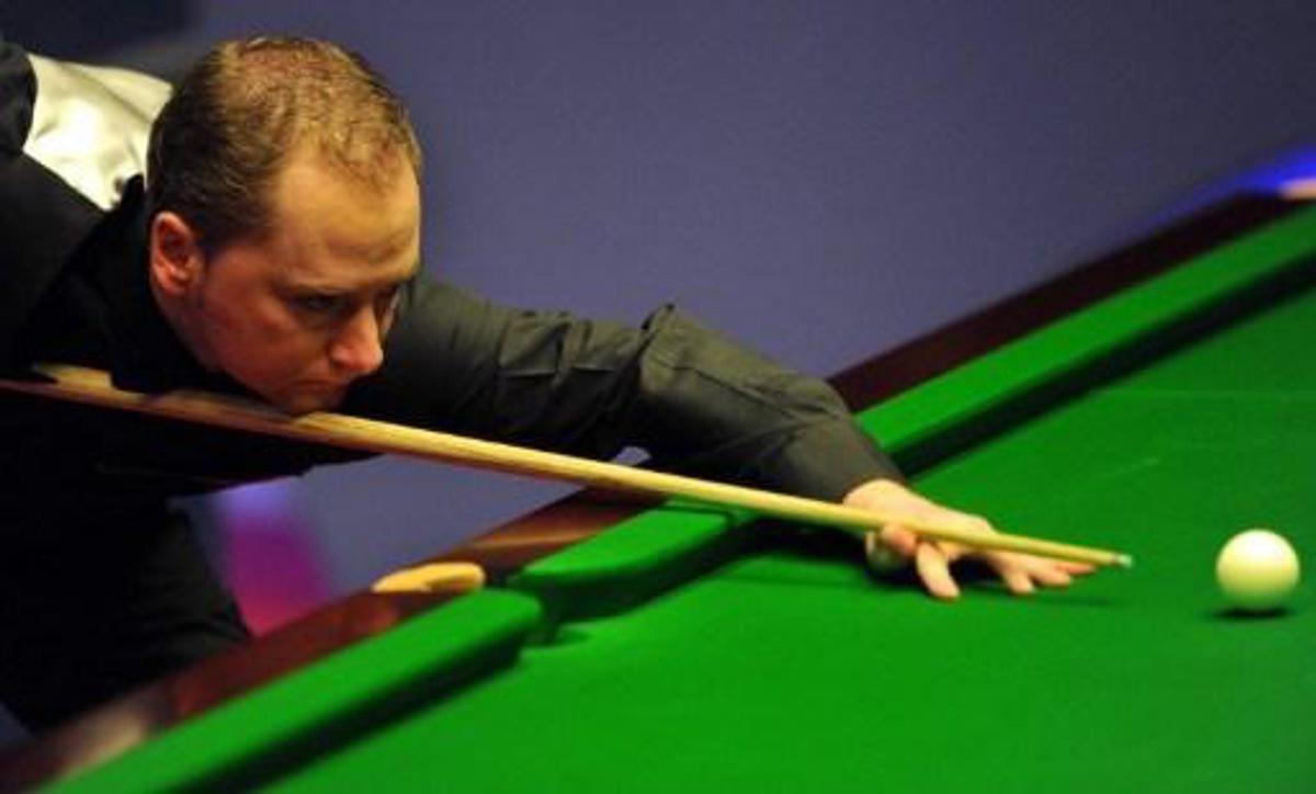 Graeme Dott of Scotland prepares to play a shot during a first round match of the World Championship Snooker tournament against Joe Perry of England at the Crucible Theatre in Sheffield, north-west England on April 24, 2012. AFP PHOTO / PAUL ELLIS