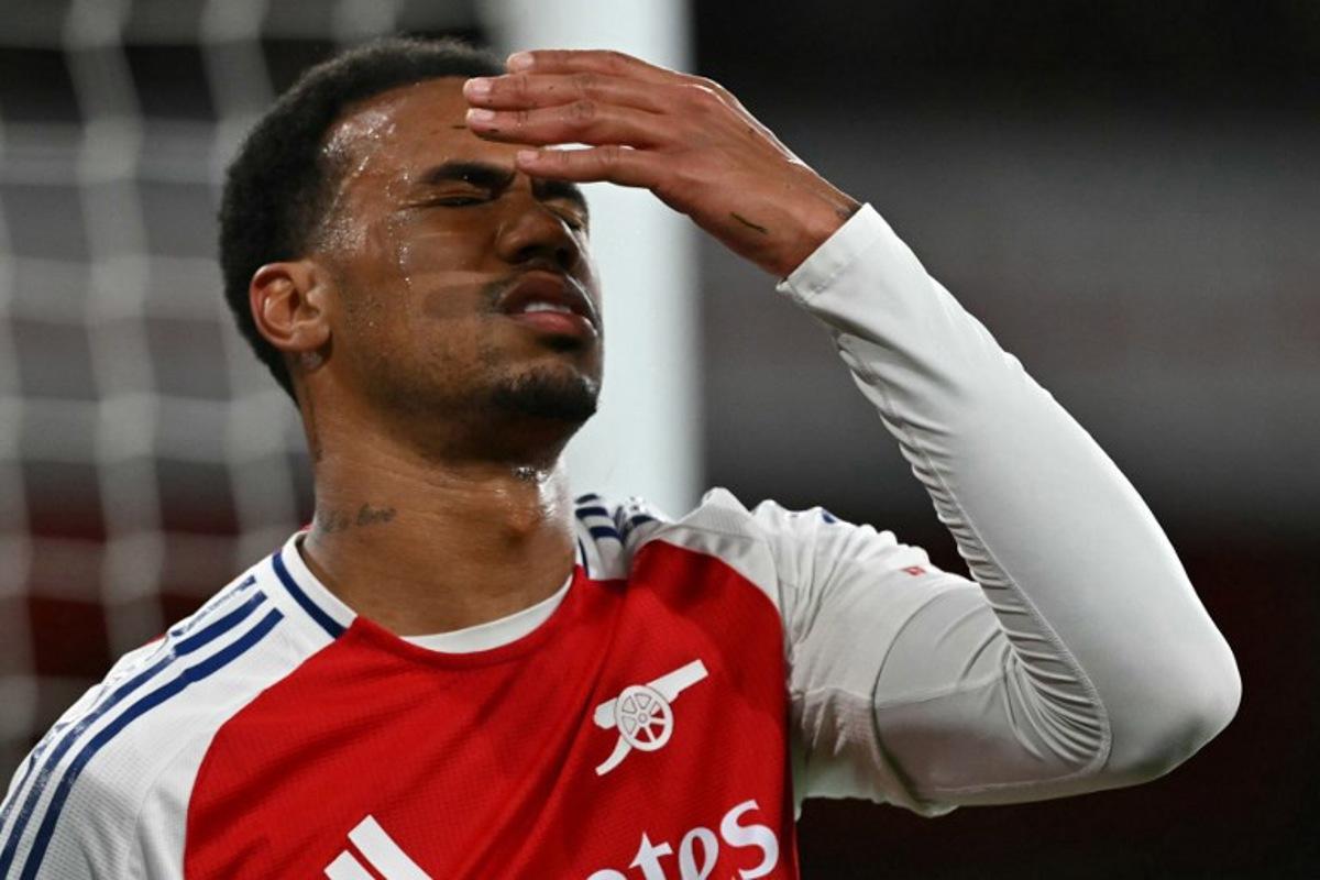 Arsenal's Brazilian defender #06 Gabriel Magalhaes leaves the pitch after being substituted off injured during the English Premier League football match between Arsenal and Fulham at the Emirates Stadium in London on April 1, 2025.   Glyn KIRK / AFP