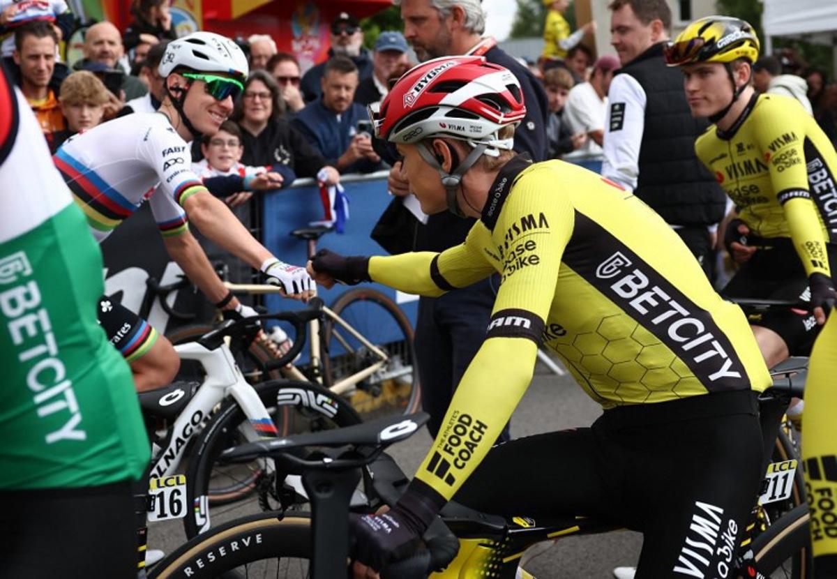 UAE Team Emirates' Slovenian rider Tadej Pogacar (L) gestures to Team Visma-Lease a Bike's Danish rider Jonas Vingegaard prior to the start of the 1st stage of the 77th edition of the Criterium du Dauphine cycling race, 195,8 km between Domérat and Montlucon, on June 8, 2025.  Anne-Christine POUJOULAT / AFP
