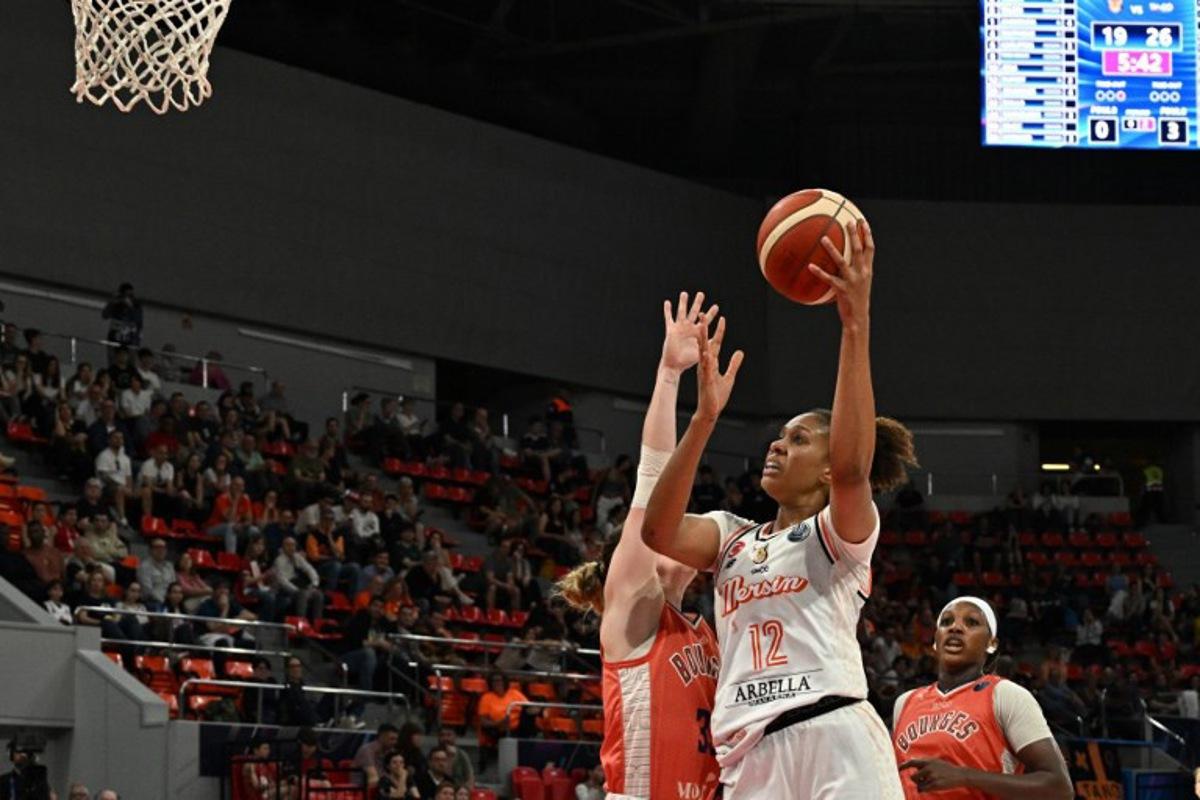 CBK Mersin's French center #12 Iliana Rupert (R) puts up a shot against Bourges' French guard #36 Alix Duchet during the Euroleague Women's quarterfinal basketball match between CIMSA CBK Mersin and Tango Bourges Basket at Pabellon Principe Felipe arena in Zaragoza on April 9, 2025. JAVIER SORIANO / AFP