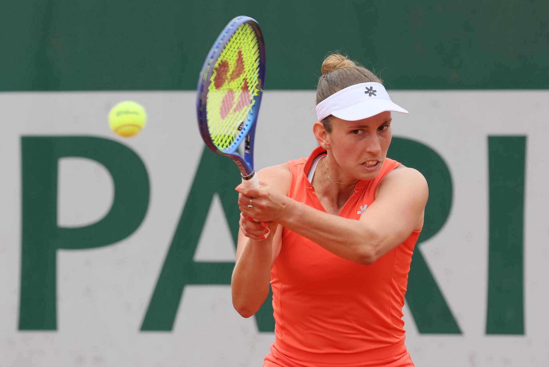 Belgian Elise Mertens pictured in action during a doubles tennis match between Belgian-Russian pair Mertens-Kudermetova and Italian-US pair Bronzetti-Li, in the third round of the women's doubles at the Roland Garros Grand Slam tennis tournament, Sunday 01 June 2025 in Paris, France. The 2025 edition of Roland Garros takes place from May 24th to June 8th 2025. BELGA PHOTO BENOIT DOPPAGNE