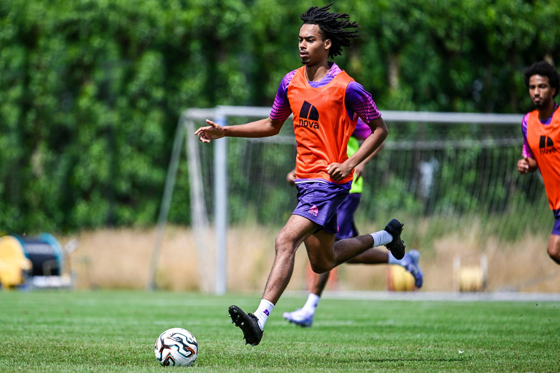 Beerschot's Oscar Vargas pictured in action during a training session of Belgian soccer team K Beerschot VA, Friday 27 June 2025 in Antwerp, in preparation of the upcoming 2025-2026 Belgian first division soccer season. BELGA PHOTO TOM GOYVAERTS