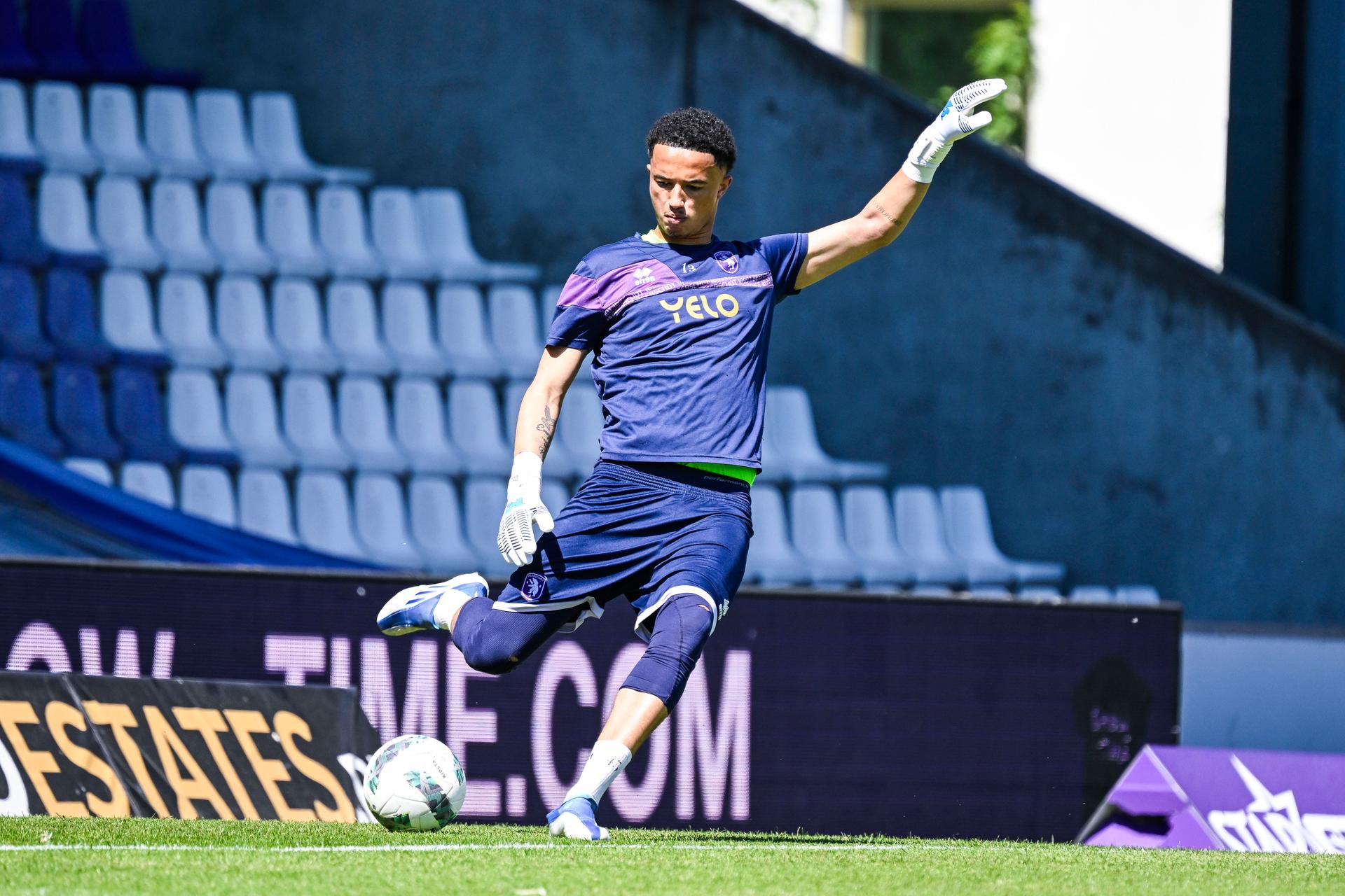 Beerschot's goalkeeper Emile Doucoure pictured before a soccer match between Beerschot VA and Cercle Brugge, Saturday 10 May 2025 in Antwerp, on day 6 (out of 6) of the Relegation Play-offs of the 2024-2025 'Jupiler Pro League' first division of the Belgian championship. BELGA PHOTO TOM GOYVAERTS