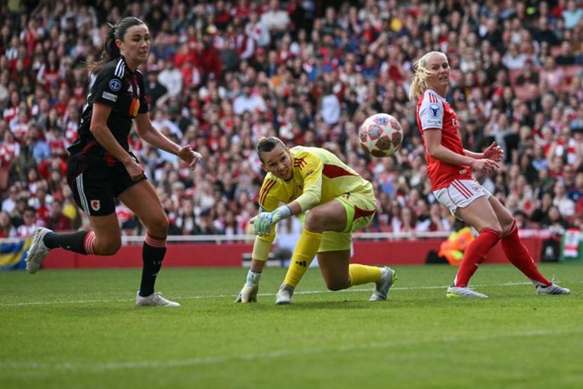 Arsenal's Swedish striker #25 Stina Blackstenius (R) and Lyon's Chilean goalkeeper #01 Christiane Endler (C) watch a bobbled ball to in for a goal during the women's UEFA Champions League first-leg semi-final football match between Arsenal and OL Lyonnes at the Emirates Stadium, north London, on April 26, 2026.  Glyn KIRK / AFP