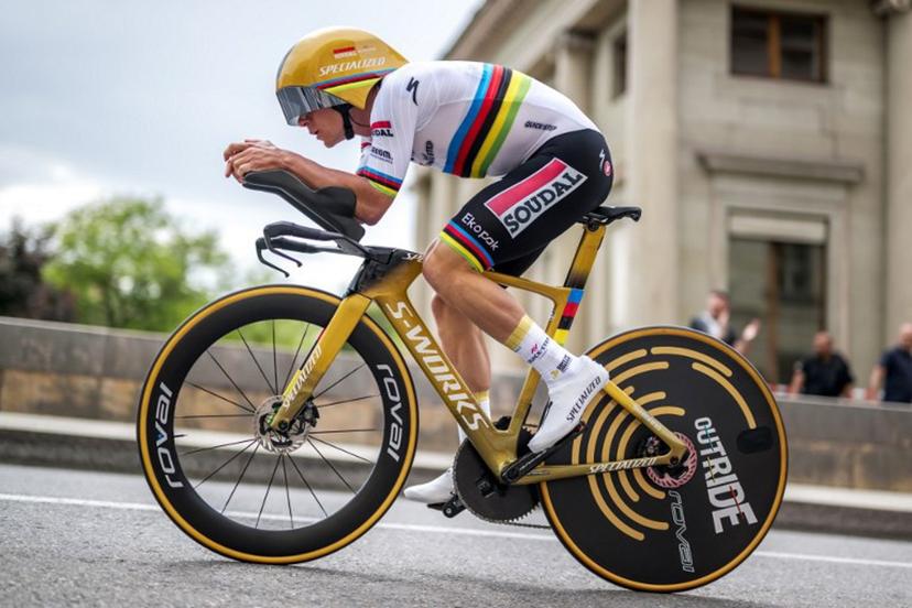 Belgium's Remco Evenepoel rides during the fifth stage of the Tour of Romandie UCI cycling World tour, 17.1 km loop from the start to the finish in Geneva on May 4, 2025.  Fabrice COFFRINI / AFP