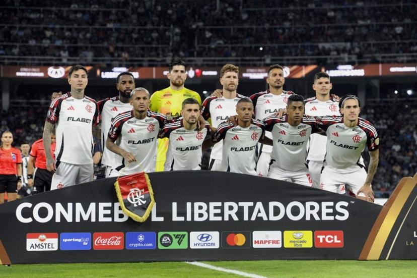 Flamengo players pose for a team photoduring the Copa Libertadores group stage football match between Argentina's Central Cordoba and Brazil's Flamengo at the Madre de Ciudades stadium in Santiago del Estero, Argentina, on May 7, 2025.  Eduardo RAPETTI / AFP