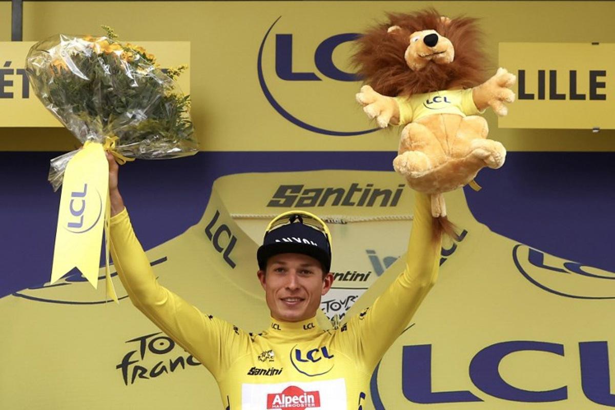 Alpecin - Deceuninck team's Belgian rider Jasper Philipsen celebrates on the podium with the overall leader's yellow jersey after the 1st stage of the 112th edition of the Tour de France cycling race, 184.9 km starting and finishing in Lille Metropole, northern France, on July 5, 2025.  Anne-Christine POUJOULAT / AFP