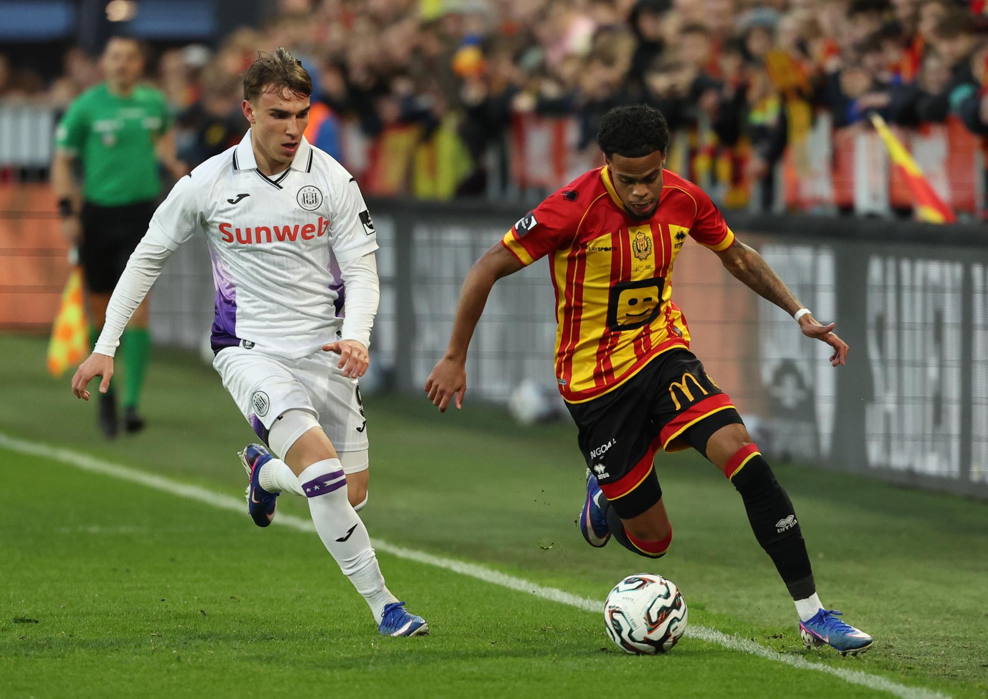 Anderlecht's Mihajlo Cvetkovic and Mechelen's Therence Koudou fight for the ball during a soccer match between KV Mechelen and RSC Anderlecht, Sunday 15 March 2026 in Mechelen, on day 29 of the 2025-2026 'Jupiler Pro League' first division of the Belgian championship. BELGA PHOTO VIRGINIE LEFOUR
