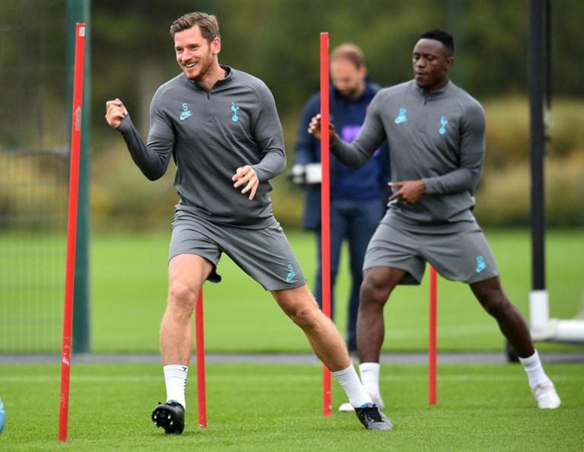 Tottenham Hotspur's Belgian defender Jan Vertonghen (L) and Tottenham Hotspur's Kenyan midfielder Victor Wanyama attend a team training session at Tottenham Hotspur's Enfield Training Centre, in north London on October 21, 2019, ahead of their UEFA Champions League Group B football match against Red Star Belgrade.  Glyn KIRK / AFP