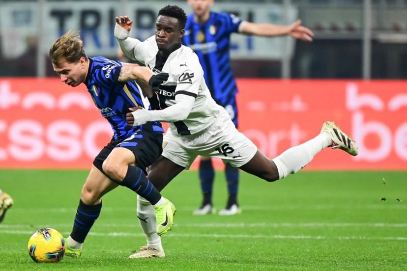 Inter Milan's Italian midfielder #23 Nicolo Barella (L) fights for the ball with Parma's Belgian midlfielder #16 Mandela Keita during the Italian Serie A football match between Inter Milan and Parma at the San Siro stadium in Milan, on December 6, 2024.  Piero CRUCIATTI / AFP