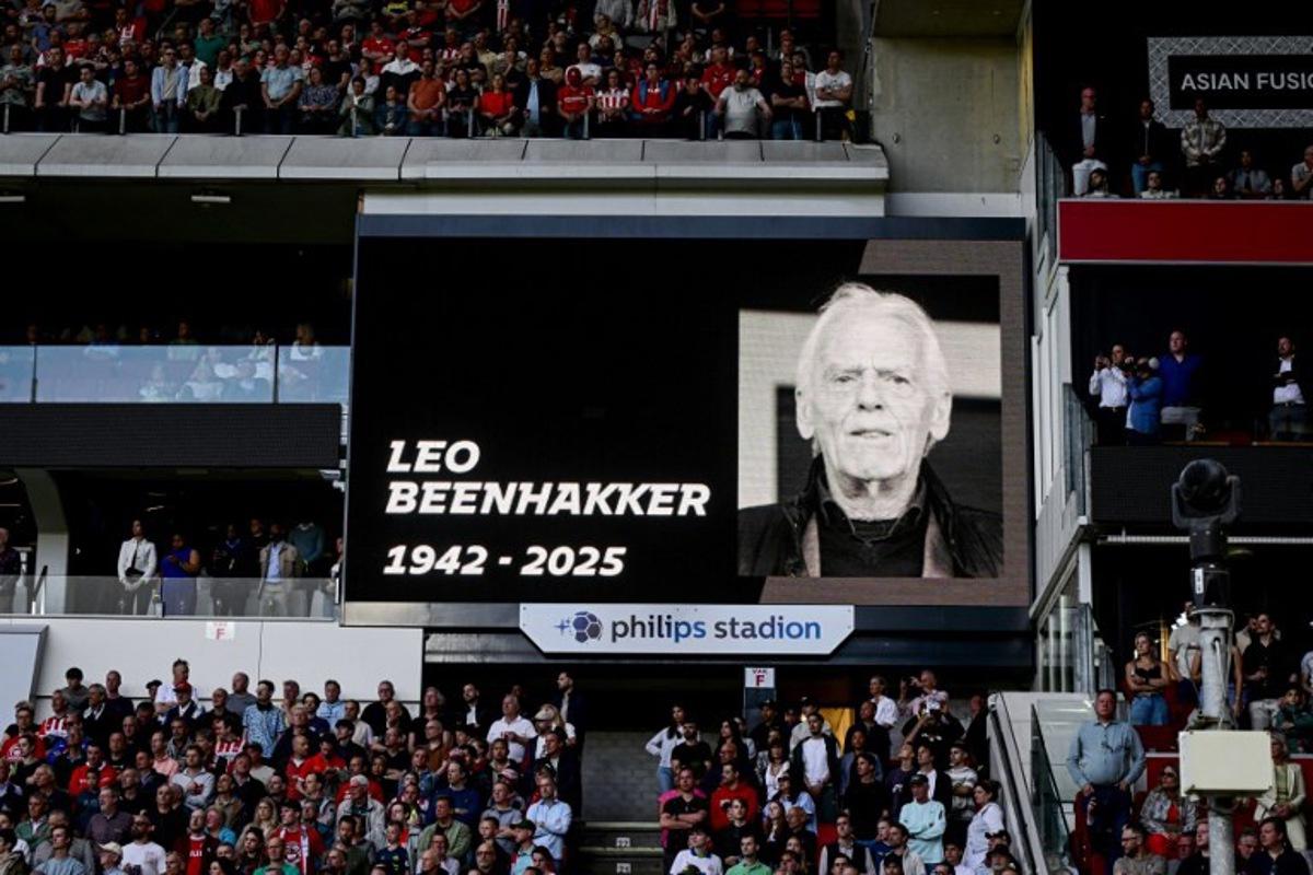 Fans observe a minute of silence for the late Dutch football player and coach Leo Beenhakker ahead of the Dutch Eredivisie fooball match between PSV Eindhoven and Almere City FC at the Phillips Stadium in Eindhoven on April 12, 2025. Olaf Kraak / ANP / AFP