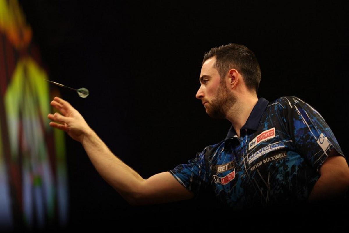 England's Luke Humphries competes during his quarter-final darts match against England's Luke Littler on Night 1 of the PDC Premier League, at the Utilita Arena in Cardiff, south Wales on February 1, 2024. Adrian DENNIS / AFP