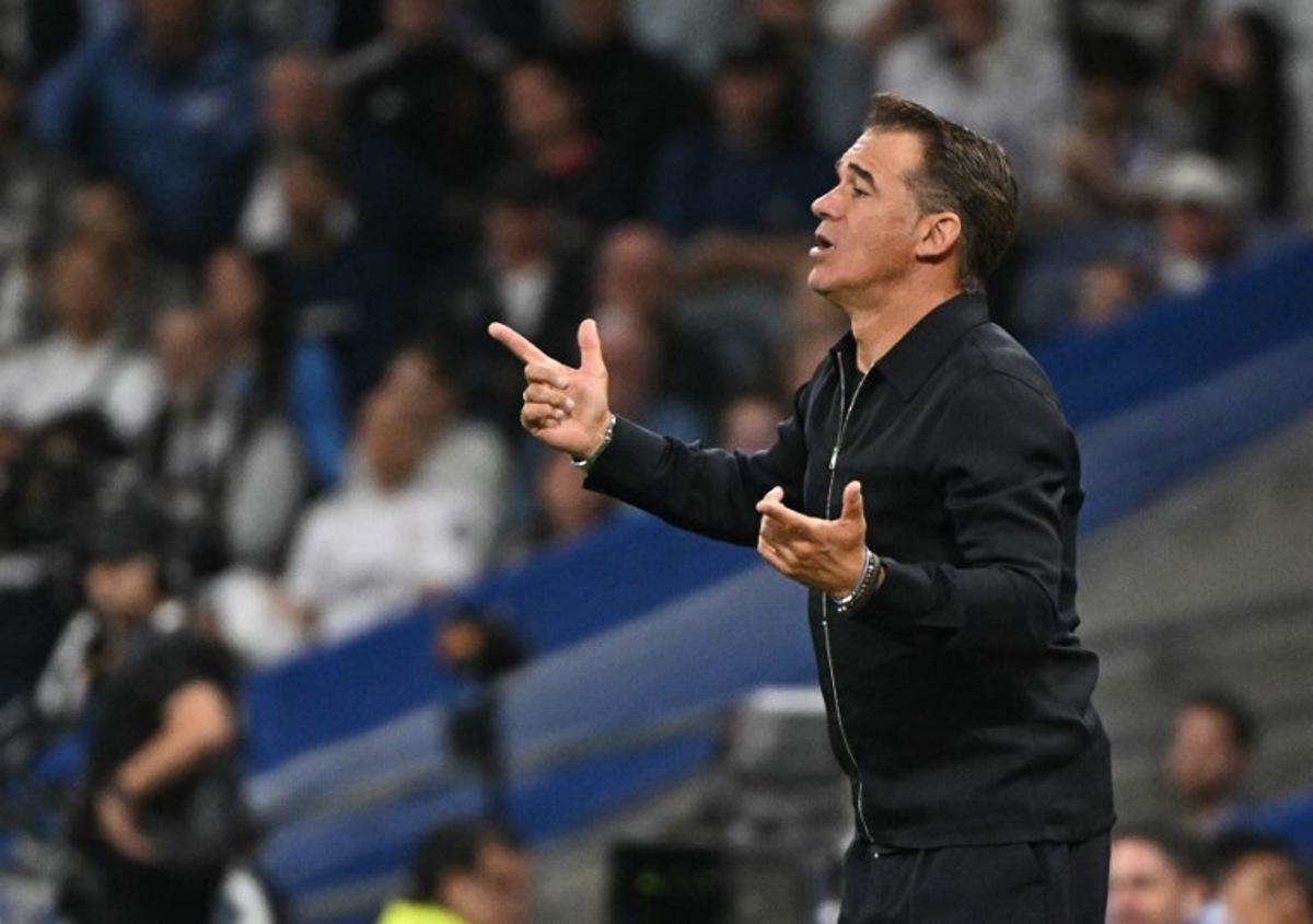 Alaves' Spanish coach Luis Garcia Plaza gestures on the touchline during the Spanish league football match between Real Madrid CF and Deportivo Alaves at the Santiago Bernabeu stadium in Madrid on September 24, 2024. JAVIER SORIANO / AFP