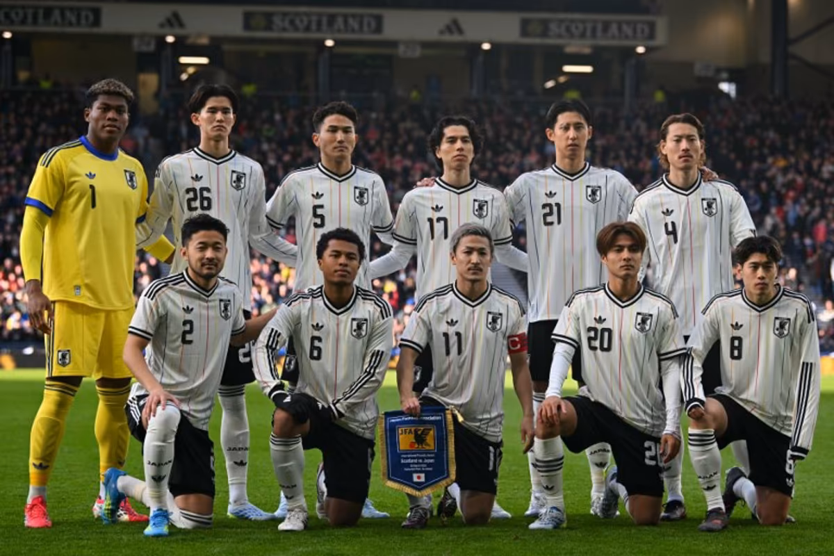 (Back row L-R) Japan's goalkeeper Zion Suzuk, Japan's forward Keisuke Goto, Japan's defender Tsuyoshi Watanabe, Japan's midfielder Ao Tanaka, Japan's defender Hiroki Ito and Japan's defender Ayumu Seko, (front row L-R) Japan's defender Yukinari Sugawara, Japan's midfielder Joel Chima Fujita, Japan's forward Daizen Maeda, Japan's midfielder Kodai Sano and Japan's midfielder Yuito Suzuki pose for a team photo ahead of the friendly International football match between Scotland and Japan at Hampden Park, in Glasgow, on March 28, 2026. ANDY BUCHANAN / AFP