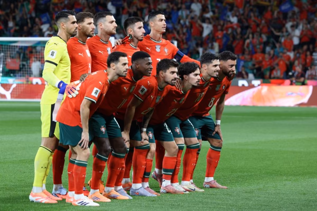 Portugal players pose for a team photo before the 2026 World Cup qualifier Europe zone group F football match between Portugal and Ireland at Jose Alvalade stadium in Lisbon on October 11, 2025. PATRICIA DE MELO MOREIRA / AFP