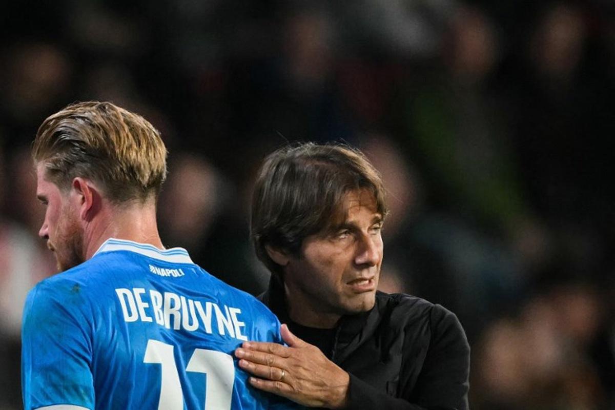 Napoli's Italian coach Antonio Conte (R) congratulates Napoli's Belgian midfielder #11 Kevin De Bruyne as he leaves the pitch during the UEFA Champions League, league phase football match between PSV Eindhoven and Napoli at the Philips Stadium, in Eindhoven, on October 21, 2025. NICOLAS TUCAT / AFP